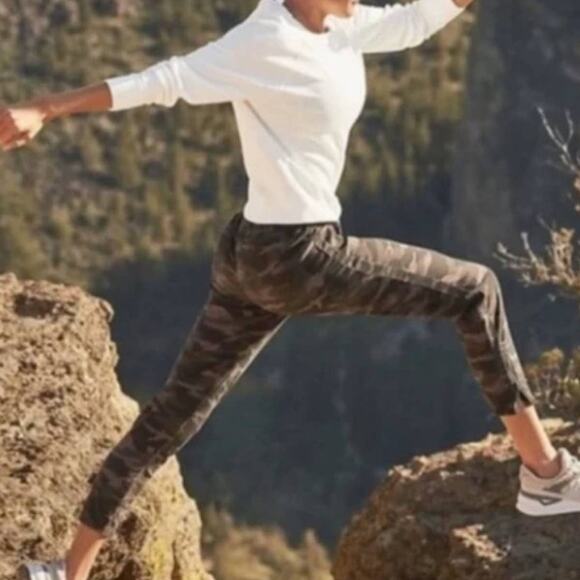 Athleta Camo Farallon Jogger Pants Green Gray Size 10 - Picture 1 of 8